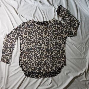 Nally & Millie Leopard Print Sweater Top Women's Large Excellent Condition